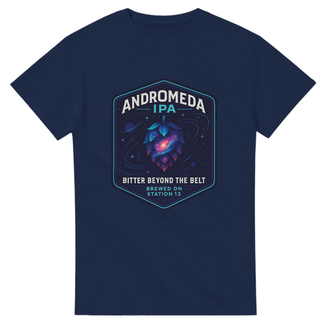 Marinblå t-shirt med rymdmotiv och texten ”Andromeda IPA – Bitter Beyond the Belt”.