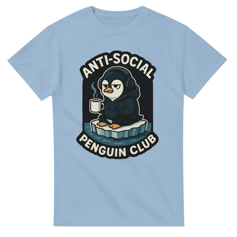 Ljusblå t-shirt med hoodieklädd pingvin på isflak och texten “Anti-Social Penguin Club”