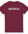 vinröd t-shirt med texten Arbetarklass i vitt