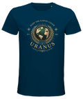 Blå t-shirt med cirkulärt motiv av jorden och satirisk text