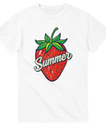Vit t-shirt med färgstark jordgubbsillustration och nostalgisk typografi
