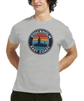 Stockholm East Coast retro-tryck med stadssiluett och solnedgång på grå t-shirt.