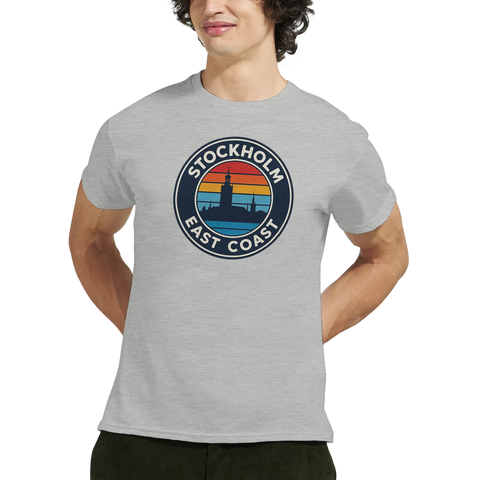 Stockholm East Coast retro-tryck med stadssiluett och solnedgång på grå t-shirt.