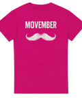Tydligt vitt mustasch-tryck med Movember-citat på ceriserosa t-shirt