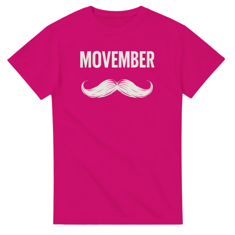 Tydligt vitt mustasch-tryck med Movember-citat på ceriserosa t-shirt