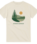 Svensk sommar tryck med skog och lugnt vatten på krämvit t-shirt