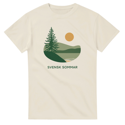 Svensk sommar tryck med skog och lugnt vatten på krämvit t-shirt