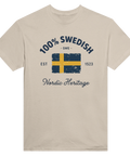 100% Swedish" text med sliten svensk flagga, "Nordic Heritage" på beige t-shirt.