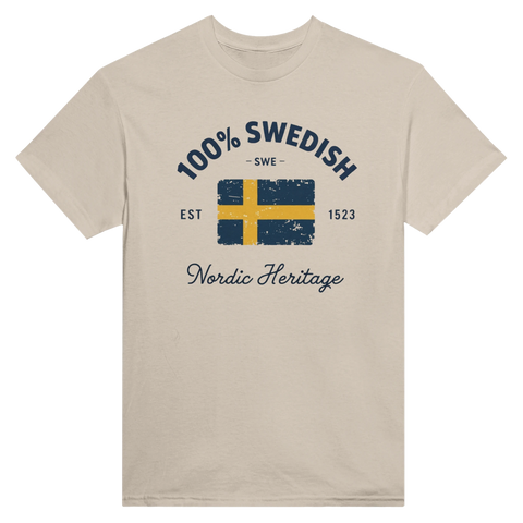 100% Swedish" text med sliten svensk flagga, "Nordic Heritage" på beige t-shirt.