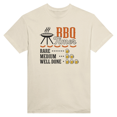 BBQ Timer design med grill, korvar, texten "Rare, Medium, Well Done" och ölglas på beige t-shirt.