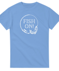 Vit Fish on-text med fiskemotiv på en ljusblå t-shirt