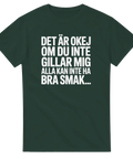 Självsäker textdesign med humoristiskt budskap på skogsgrön t-shirt