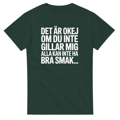 Självsäker textdesign med humoristiskt budskap på skogsgrön t-shirt