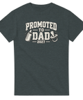 Mörkgrå t-shirt med texten Promoted to Dad 2027, nappflaska och napp.