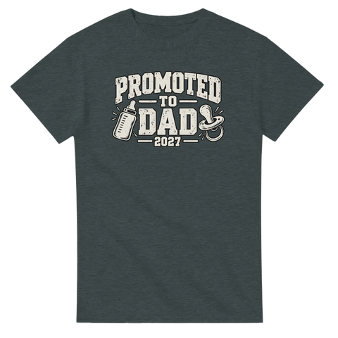 Mörkgrå t-shirt med texten Promoted to Dad 2027, nappflaska och napp.