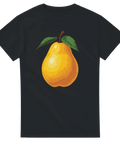 Gult päron med gröna blad på svart t-shirt.