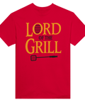 Lord of the Grill text med grillspade på röd t-shirt, humoristisk stil.