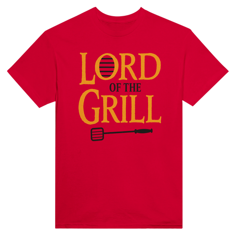 Lord of the Grill text med grillspade på röd t-shirt, humoristisk stil.