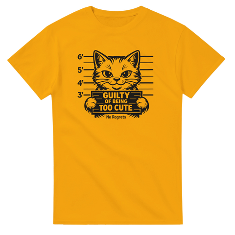 Svart serietecknad katt med "GUILTY OF BEING TOO CUTE No Regrets" på gul t-shirt.