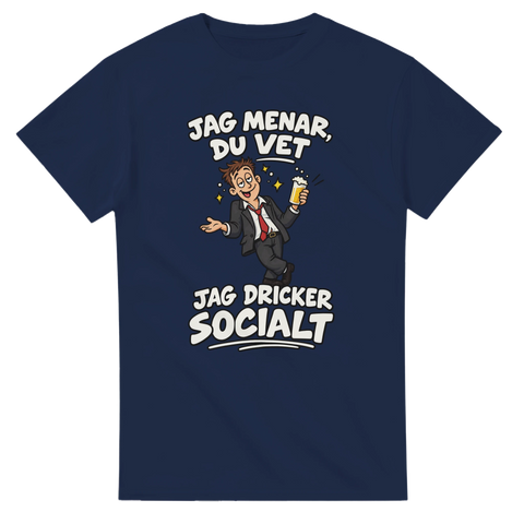 Självironisk t-shirt med texten Jag dricker socialt på marinblå bas