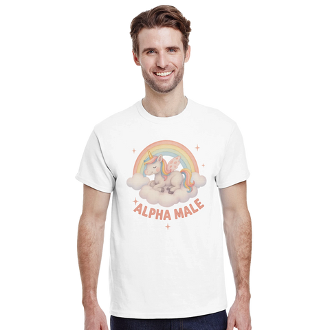 Tecknad enhörning med vingar på moln, regnbåge och texten "ALPHA MALE" på vit t-shirt.