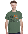 BBQ Timer t-shirt med grill, korvar, texten Rare, Medium, Well Done och ölglas på grön tröja.