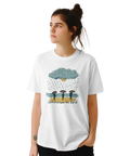 Kvinna bär vit t-shirt med ironisk illustration av svensk sommar
