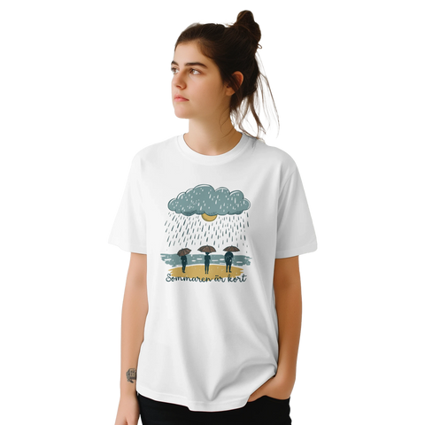 Kvinna bär vit t-shirt med ironisk illustration av svensk sommar