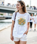 somrig dam t-shirt med naturinspirerat hjortrontryck