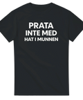 Stilren vit text med ett viktigt samhällsbudskap – svart t-shirt