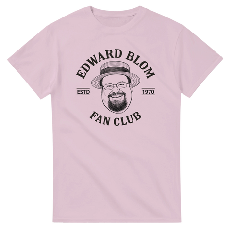 Edward Blom Fan Club-tryck med karikatyr av Edward Blom i stråhatt, på ljusrosa T-shirt.