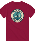 Loch Ness Dive Team illustration i retrostil – vinröd t-shirt med tryck