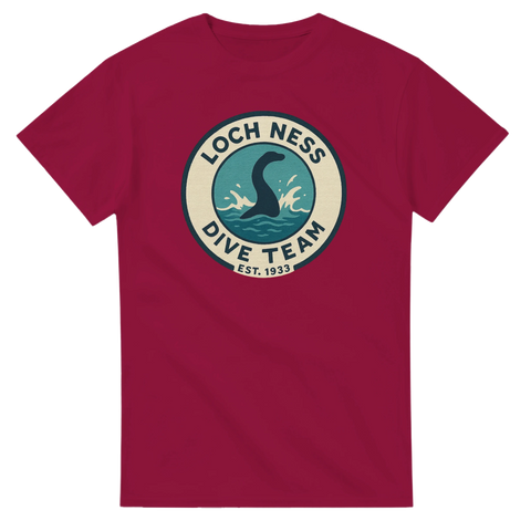 Loch Ness Dive Team illustration i retrostil – vinröd t-shirt med tryck