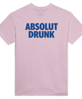 Blå "ABSOLUT DRUNK" logotyp i Absolut Vodka-stil på ljusrosa t-shirt.