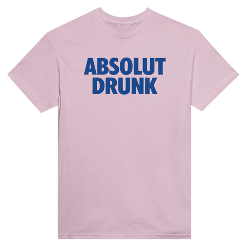 Blå "ABSOLUT DRUNK" logotyp i Absolut Vodka-stil på ljusrosa t-shirt.