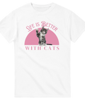 Söt grå kattunge på vit t-shirt med rosa bakgrund och text