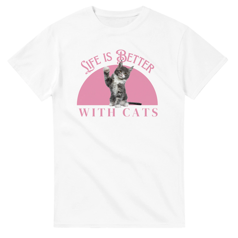 Söt grå kattunge på vit t-shirt med rosa bakgrund och text