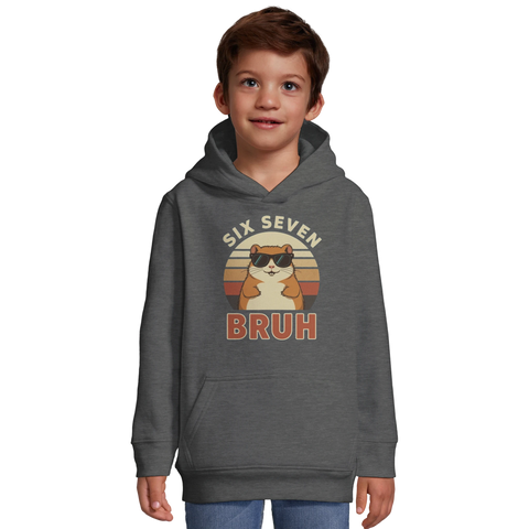 Hamster med solglasögon "Six Seven Bruh" på mörkgrå barnhoodie med känguruficka.