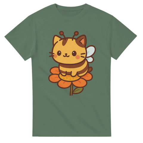 Grön t-shirt med samma motiv: söt katt i bikostym sittandes på en blomma.

