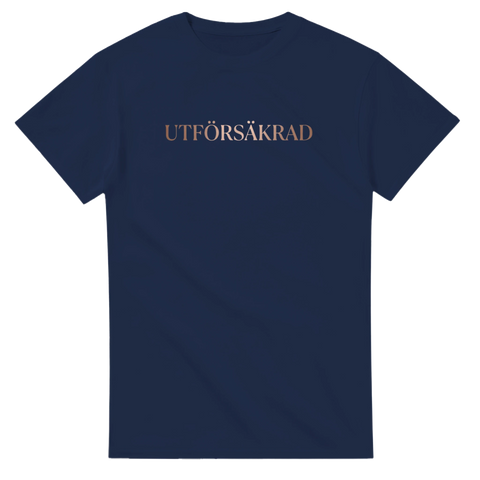 Elegant grafiskt citat Utförsäkrad på marinblå bakgrund – rolig t-shirt för sambo