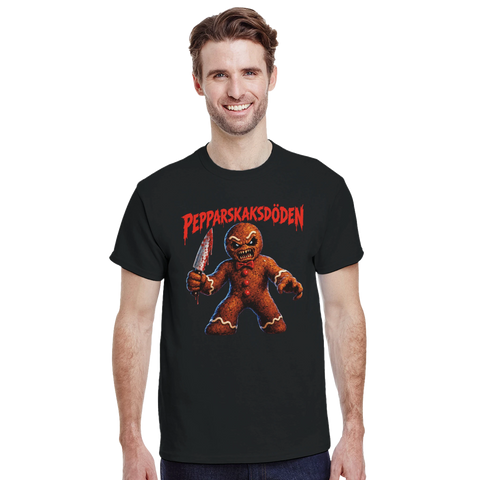 Modell i en svart t-shirt med en skräckinspirerad pepparkaksfigur och texten Pepparkaksdöden.