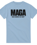 Sarkastisk "MAGA Make America Go Away" tryckt på ljusblå t-shirt.