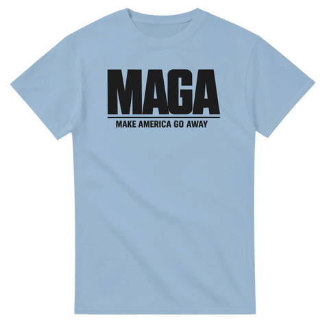 Sarkastisk "MAGA Make America Go Away" tryckt på ljusblå t-shirt.