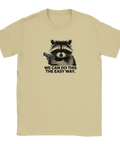 Beigefärgad t-shirt med absurd illustration av en tvättbjörn som ger ett ultimatum