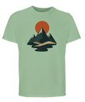 Nostalgisk illustration av soluppgång över berg på grön t-shirt