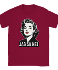 Popkonst-kvinna med rött läppstift och texten "JAG SA NEJ" på en vinröd t-shirt.