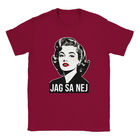 Popkonst-kvinna med rött läppstift och texten "JAG SA NEJ" på en vinröd t-shirt.