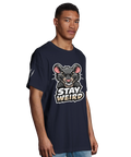 Tecknad råtta med texten "STAY WEIRD" på mörkblå oversized ekologisk t-shirt.