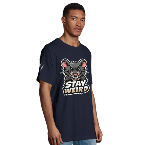 Tecknad råtta med texten "STAY WEIRD" på mörkblå oversized ekologisk t-shirt.