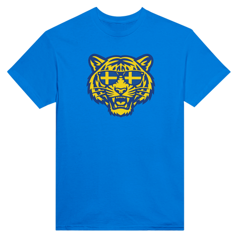 Svensk tiger med solglasögon i gult och blått på en kungsblå t-shirt.